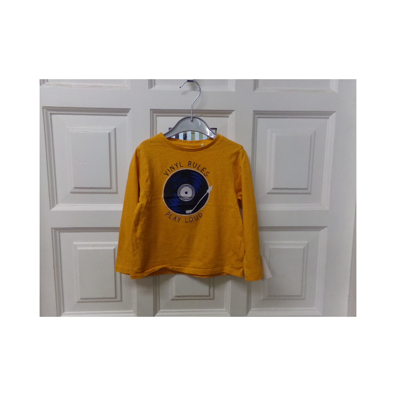 Camiseta Orchestra mostaza talla 3  años. Segunda mano