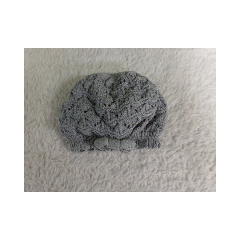 Gorrito punto gris talla 2-6 meses. Segunda mano