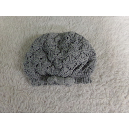 Gorrito punto gris talla 2-6 meses. Segunda mano