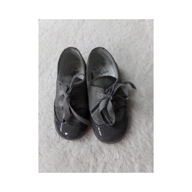 Zapato gris Cucada N 24. Segunda mano