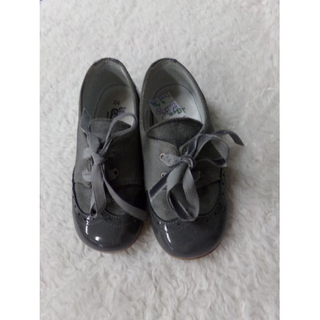 Zapato gris Cucada N 24. Segunda mano