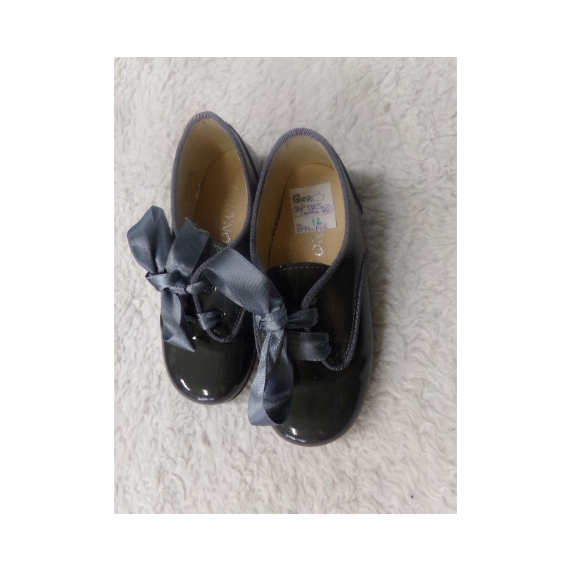 Zapato gris charol N 26. Segunda mano