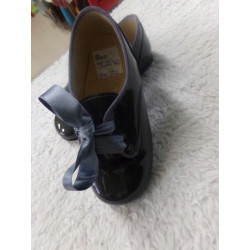 Zapato gris charol N 26. Segunda mano