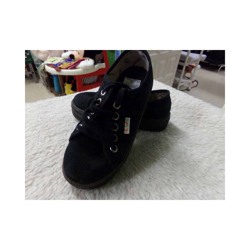 Tenis Victoria N 31 negros. Segunda mano