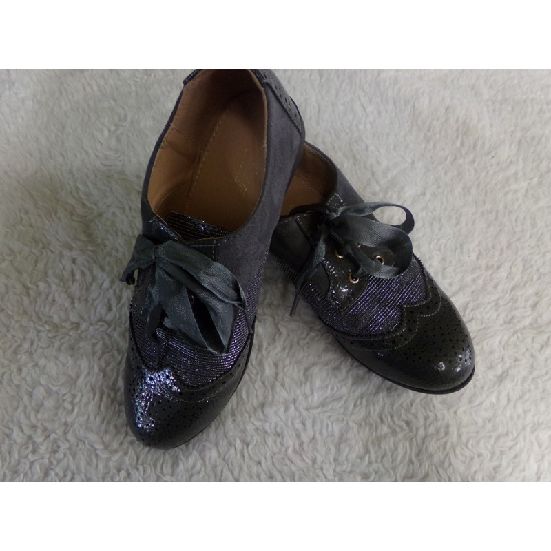 Zapato gris N 34. Segunda mano