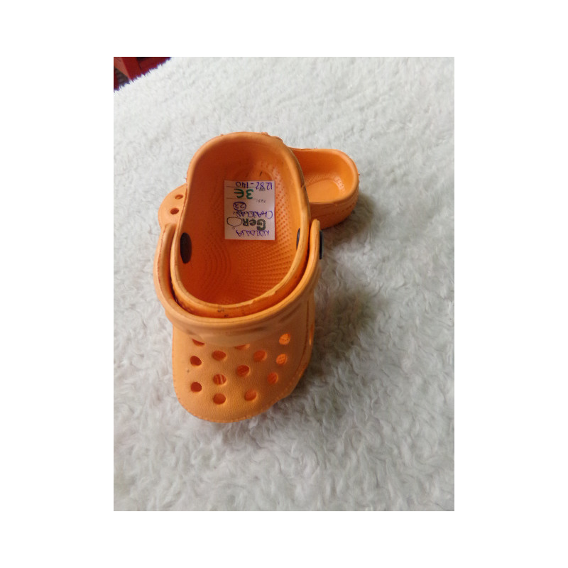 Chanclas naranjas N 23. Segunda mano