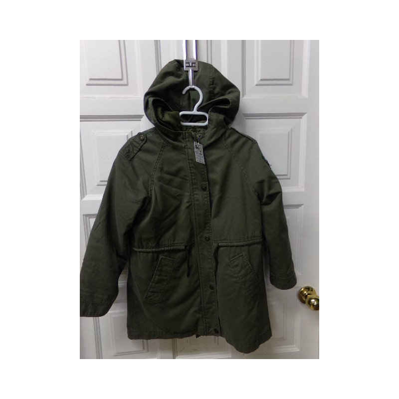 Parka verde militar Zara talla 10 años. Segunda mano