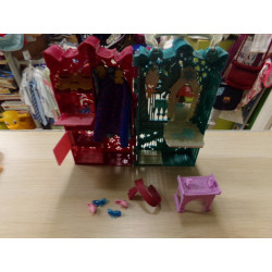 Armario con muñecas Anna y Elsa. Segunda mano