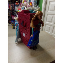 Armario con muñecas Anna y Elsa. Segunda mano