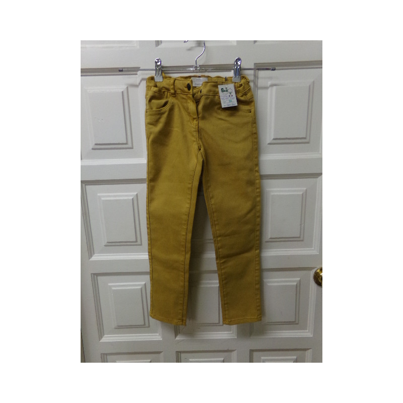 Pantalon mostaza talla 5-6 años. Segunda mano