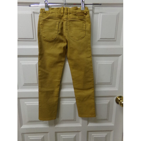 Pantalon mostaza talla 5-6 años. Segunda mano
